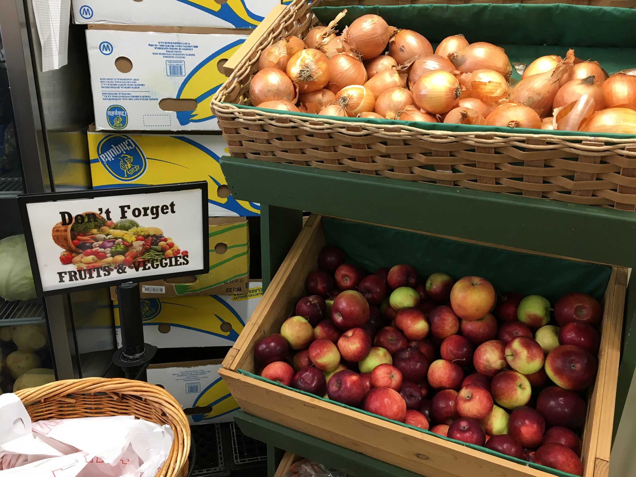 Photo of a VT Fresh display of apples and onions.