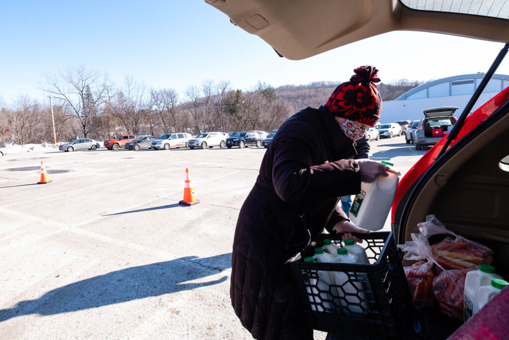 VeggieVanGo volunteers work throughout the state to get food to neighbors facing hunger at our food distribution events.