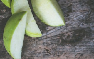 Photo of sliced green apples.