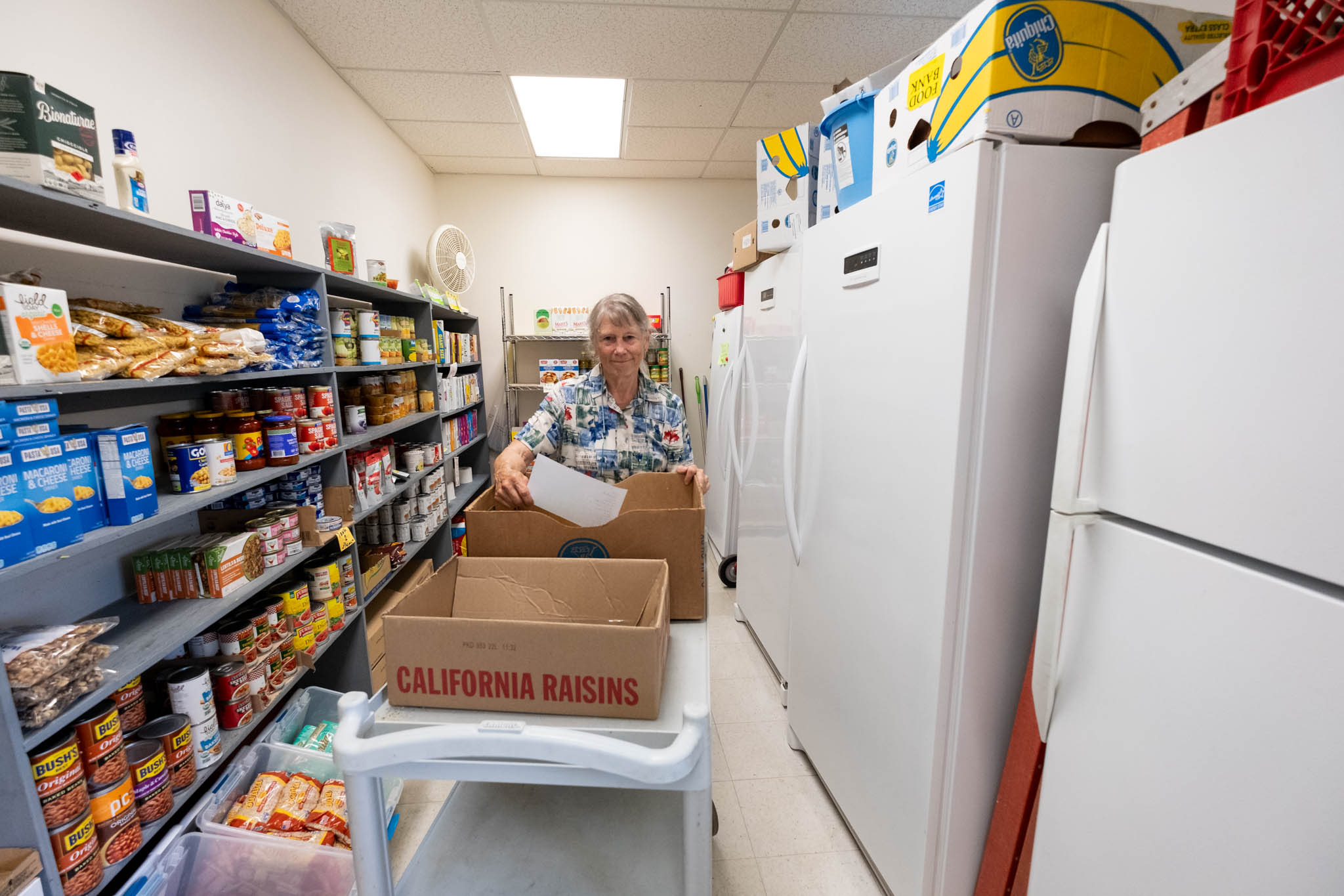 20230719_onionRiver-2 Photo of a volunteer at the Onion River Food Shelf in Marshfield